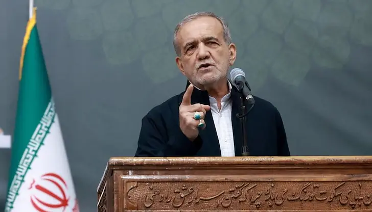 Президентът Масуд Пезешкиан също облече военната униформа Президентът Масуд Пезешкиан също облече военната униформа