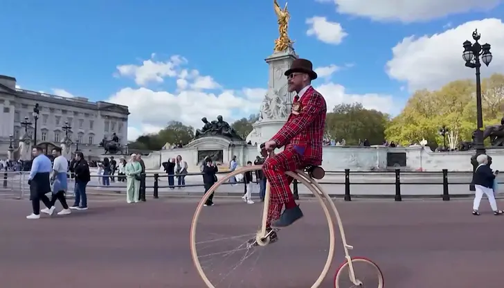 Британската столица се върна в XIX век с традиционния парад на туида