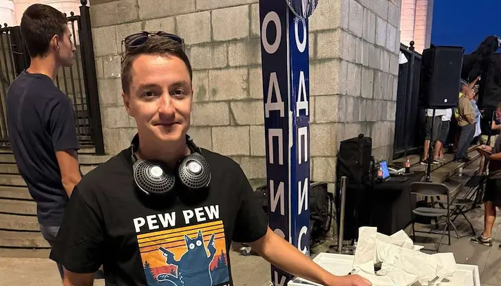 Лидерът на ИТН попиля депутата в социалните мрежи Лидерът на ИТН попиля депутата в социалните мрежи