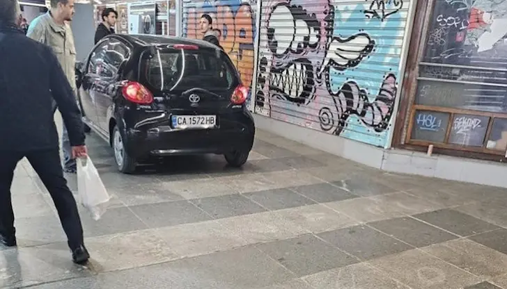 Автомобилът полетя по стълбите заради незатегната ръчна спирачка