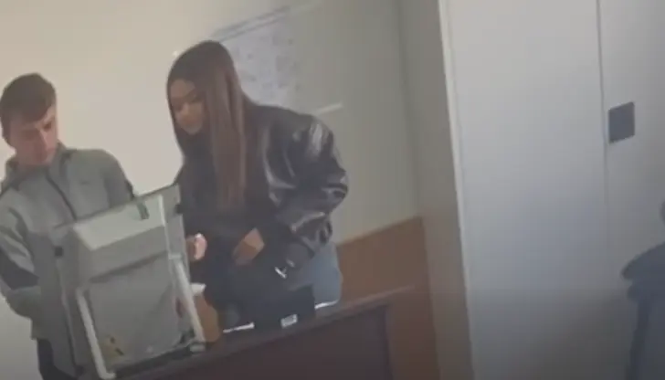 Видеокадри запечатаха как външни лица диктуват вота в село Великденче