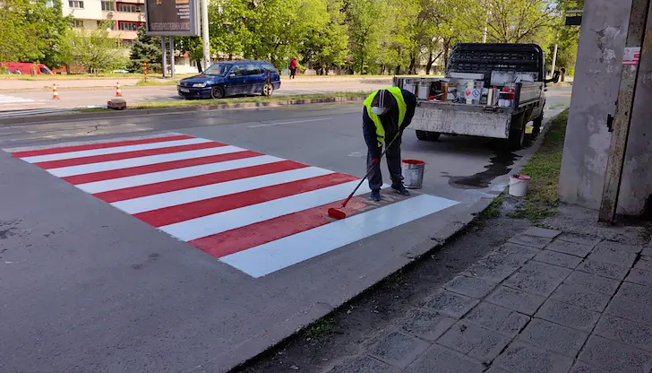 Червено-бялата маркировка повишава видимостта и издържа на интензивен трафик