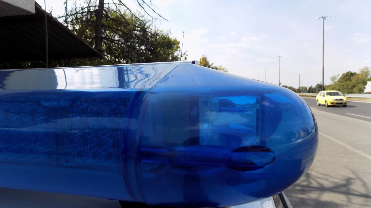 Лек автомобил се вряза в камион, двама се борят за