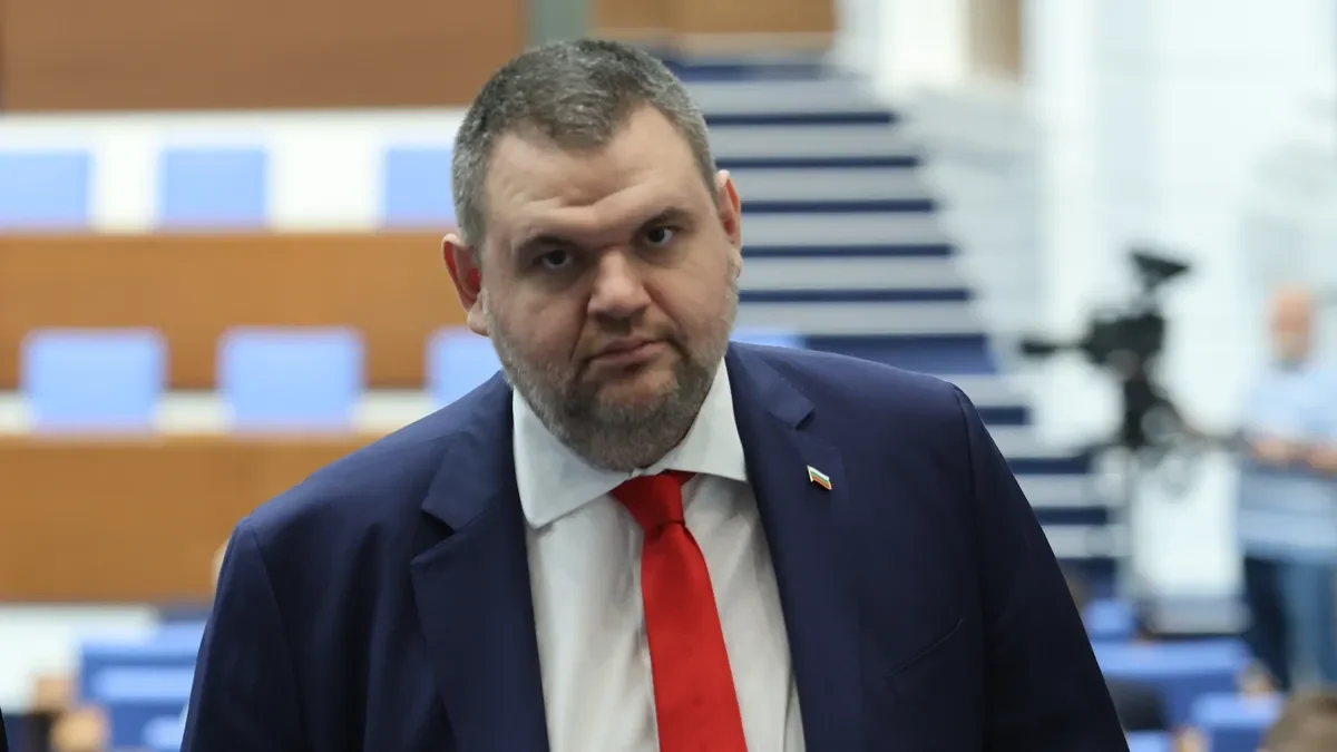 Подкрепата за двете крила на ДПС пада драстично.Делян Пеевски печели