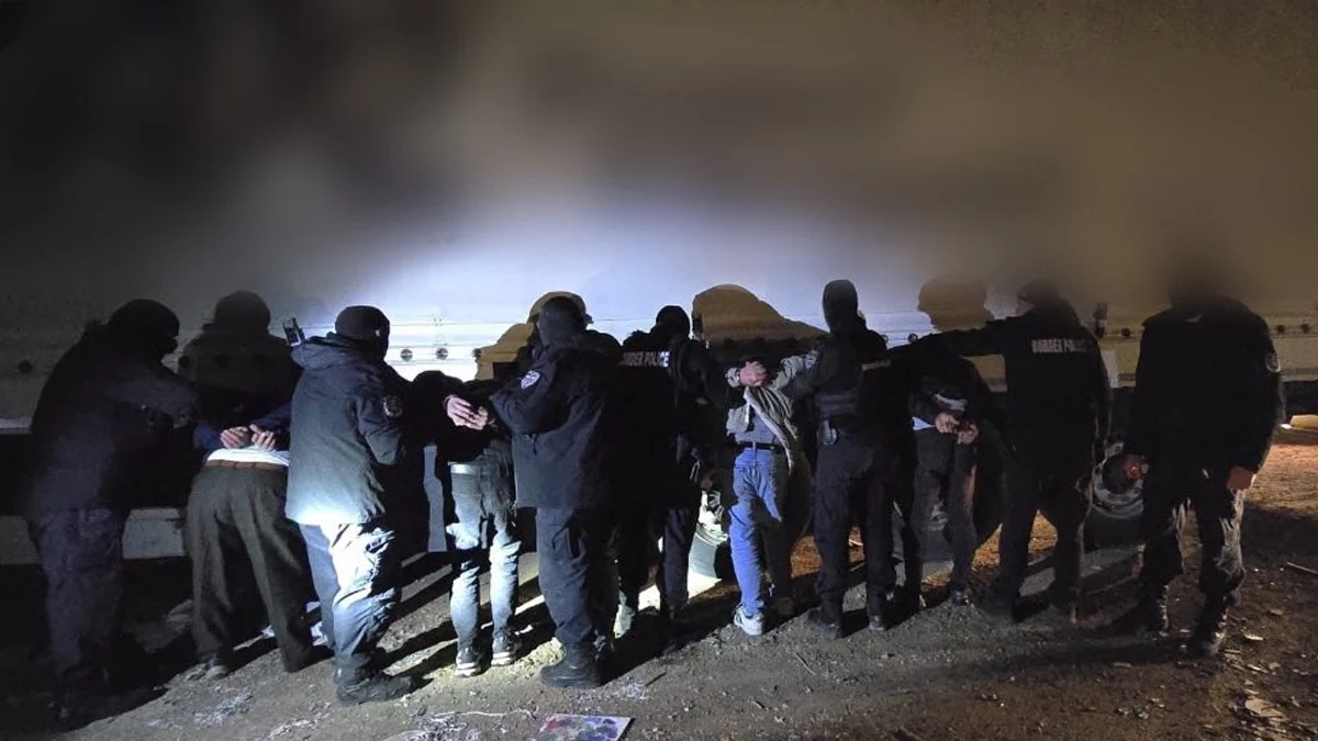 Задържаха сириец при опит да скрие 11 мигранти в ТИРГлавна