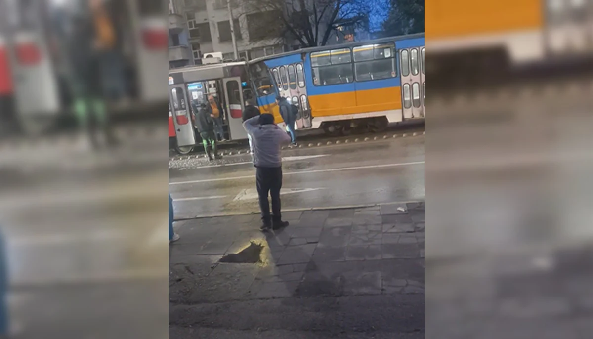Пътник е леко ранен при удара на мотриситеКатастрофа между два