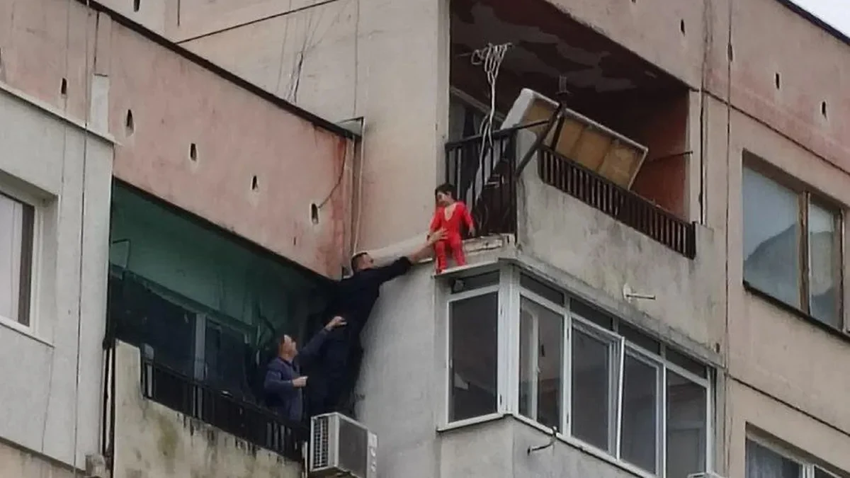 Полицай стъпи на климатик над бездната, за да спаси момченцетоЯмболската
