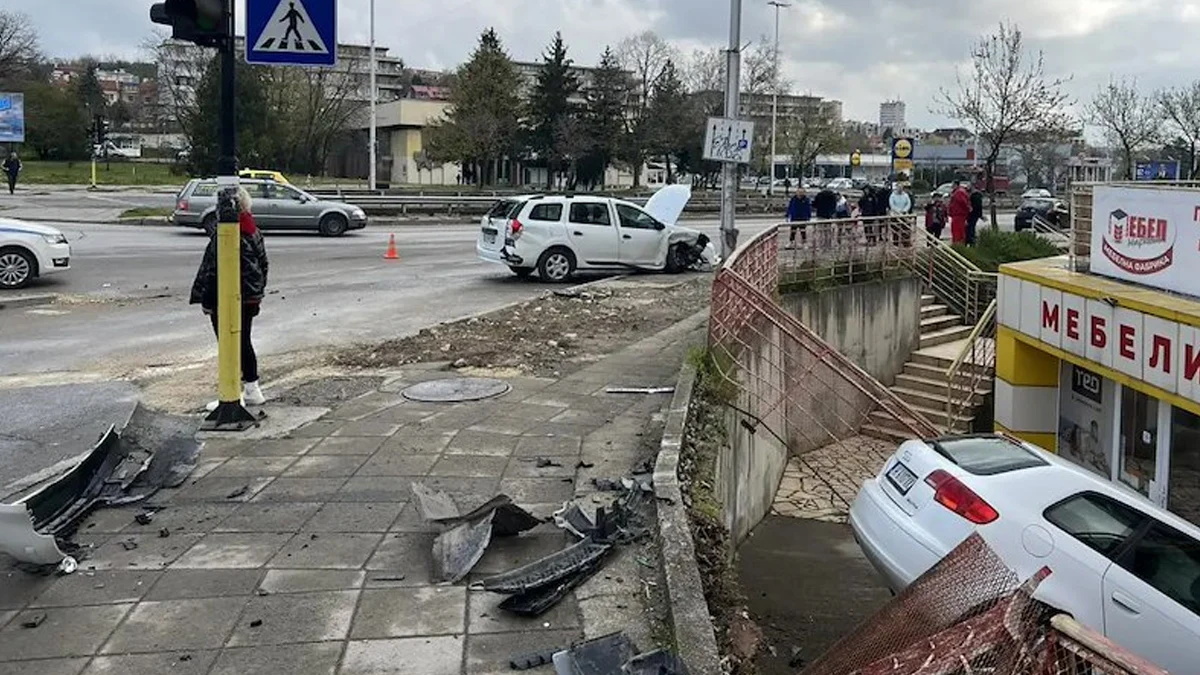 Трима души са в болница след тежкия инцидентТрима души са