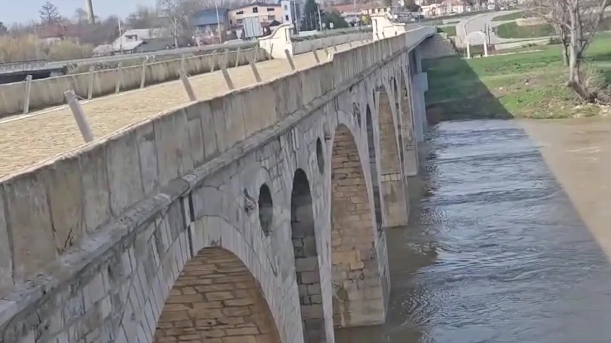 Водата спадна с над два метра, Общината се запаси с