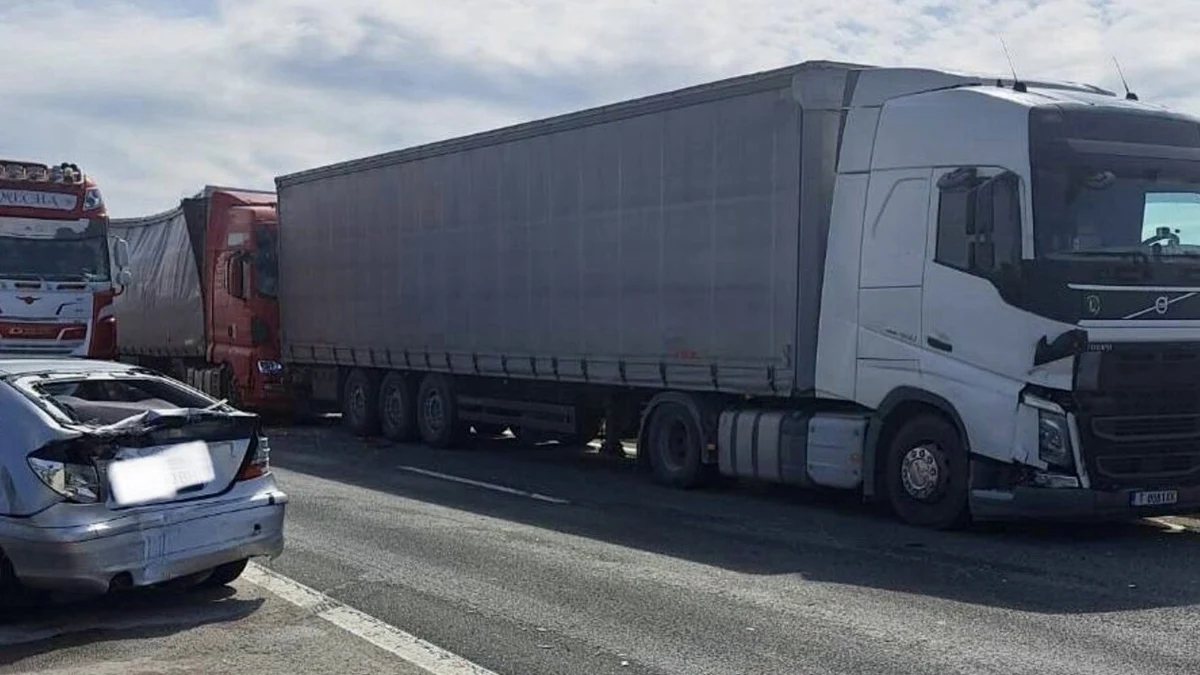 Жена е приета в болница, след като два камиона удариха