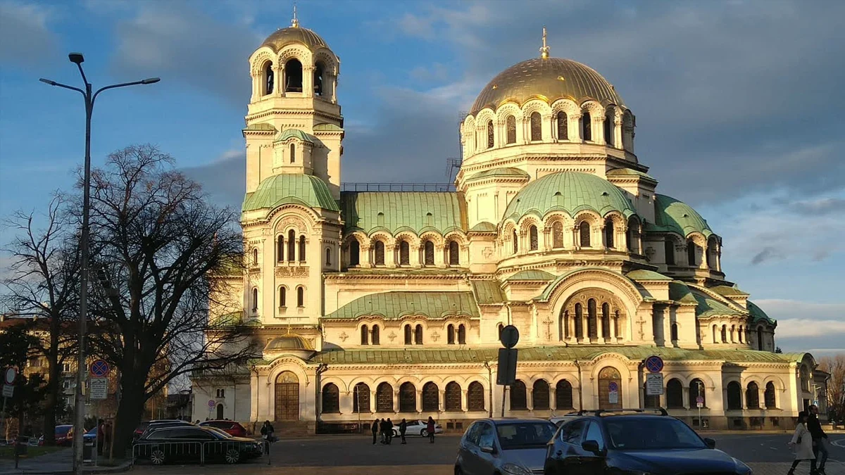 Богата културна програма и исторически турове превземат града днесС десетки