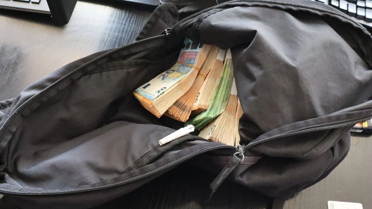 Парите са били разпределени в пачки и скрити в ранициДвама