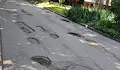 Кратери разбиват коли пред Немската гимназия в Русе