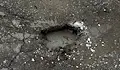 Шофьори опитват сами да запълват дупки по улица "Лакатник"