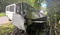 Шофьор заби бус в дърво край Враца и избяга