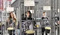 Младежи в клетки протестират пред парламента