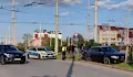 Автомобил помете загражденията на булевард "Скобелев"