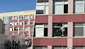 Чистачка виси от прозорец на училище в Русе