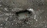 Шофьори опитват сами да запълват дупки по улица "Лакатник"