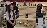 Ученици показват охлаждащи соларни пейки на експо в Русе