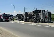 Обърната цистерна с киселина блокира пътен възел "Скобелева майка"