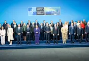 Външните министри от НАТО договориха спешен скок на оръжейното производство