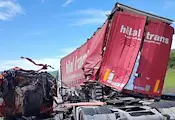 Мъж пострада при тежка катастрофа между два ТИР-а край Скравена