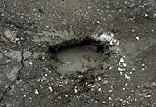 Шофьори опитват сами да запълват дупки по улица "Лакатник"