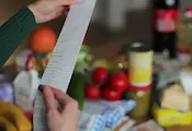 Инфлацията оставя българите без почивки и дрехи