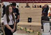 Ученици показват охлаждащи соларни пейки на експо в Русе