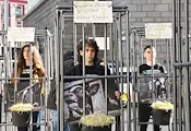 Младежи в клетки протестират пред парламента Младежи в клетки протестират пред парламента