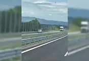 Клип в мрежата изобличи шофьор в насрещното на магистрала "Тракия" Клип в мрежата изобличи шофьор в насрещното на магистрала "Тракия"