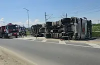 Обърната цистерна с киселина блокира пътен възел "Скобелева майка"