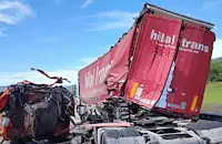Мъж пострада при тежка катастрофа между два ТИР-а край Скравена