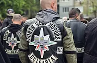 Шествие на мотористи блокира Дунав мост