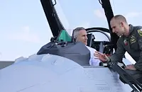 Андрей Гюров инспектира базата за новите изтребители Ф-16
