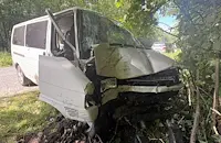 Шофьор заби бус в дърво край Враца и избяга