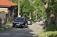 Жители на "Долапите" косят трева и боядисват вместо общината