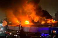 Огромен пожар погълна туристическия "Кремъл" в Москва