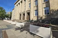 Оградиха Съдебната палата в Русе с цветни кашпи