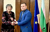 Пенчо Милков връчи златна значка на виолончелистката Богдана Пенева