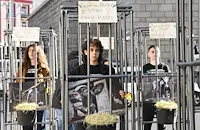 Младежи в клетки протестират пред парламента