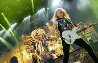 Хиляди фенове посрещат Iron Maiden в София