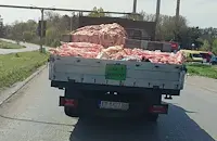 Заснеха открит камион да превозва животински отпадъци в Русе