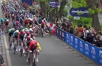 Масово падане беляза финала на Giro d'Italia в Бургас