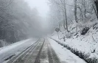 Сняг натрупа на прохода Шипка