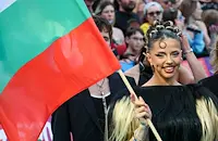 Дара прогони злите духове на "Евровизия" с кукерски костюм
