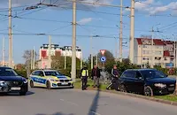 Автомобил помете загражденията на булевард "Скобелев"