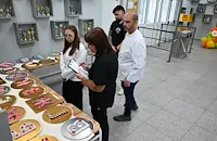 Ученици изпекоха сладка азбука от медено тесто