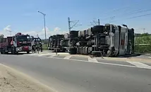 Обърната цистерна с киселина блокира пътен възел "Скобелева майка"